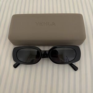 VEHLA Olsen Sunglasses in Black/Smoke
